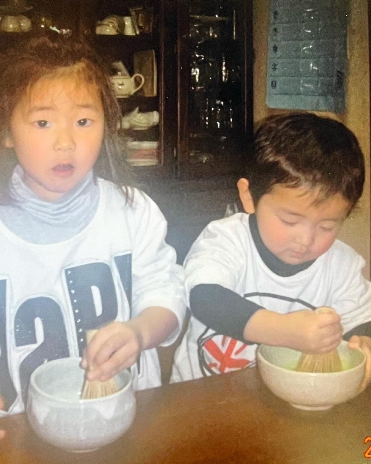 お茶を点てる子どもたち