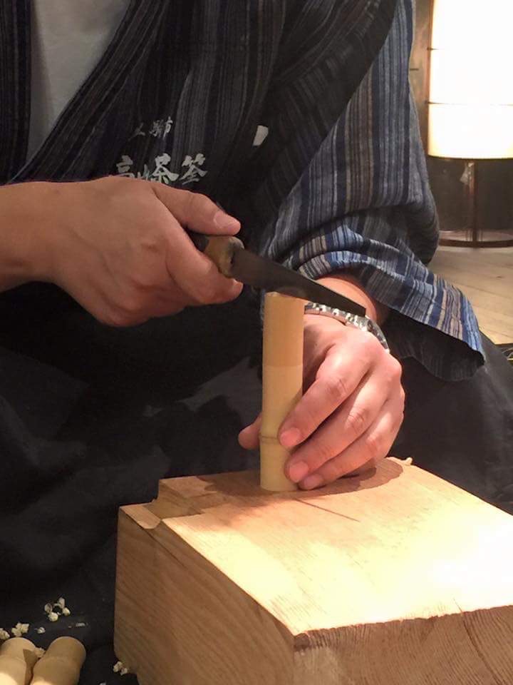 竹を割る手元