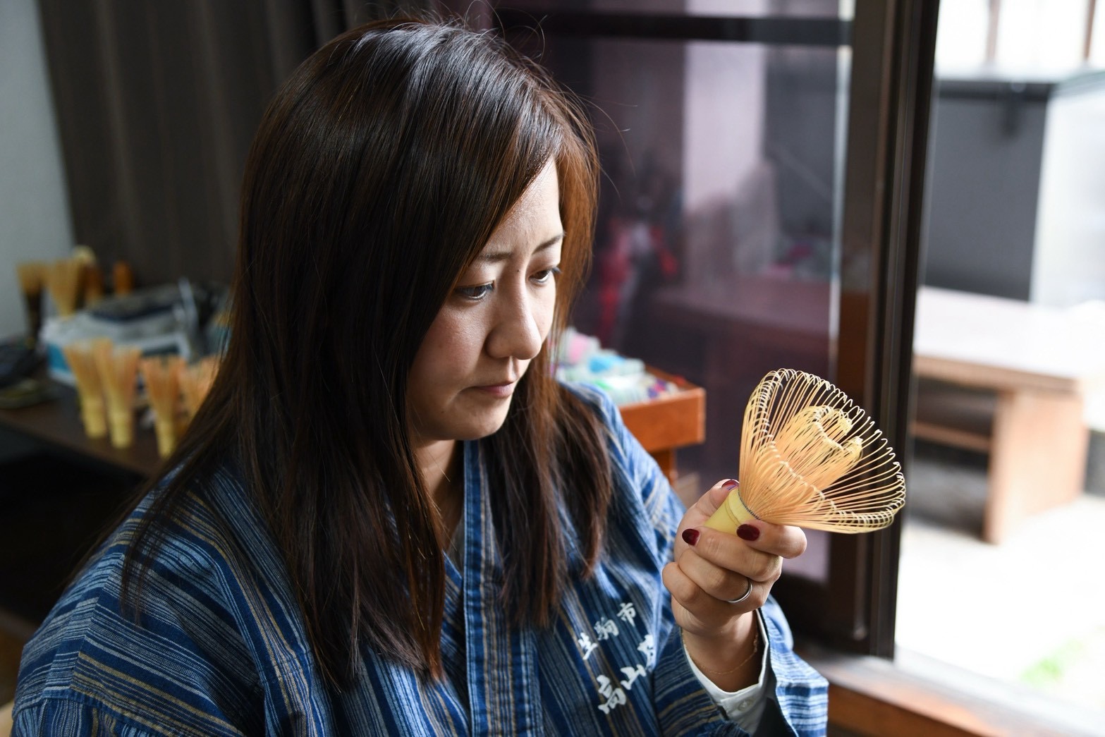 茶筌をつくる久保幸子